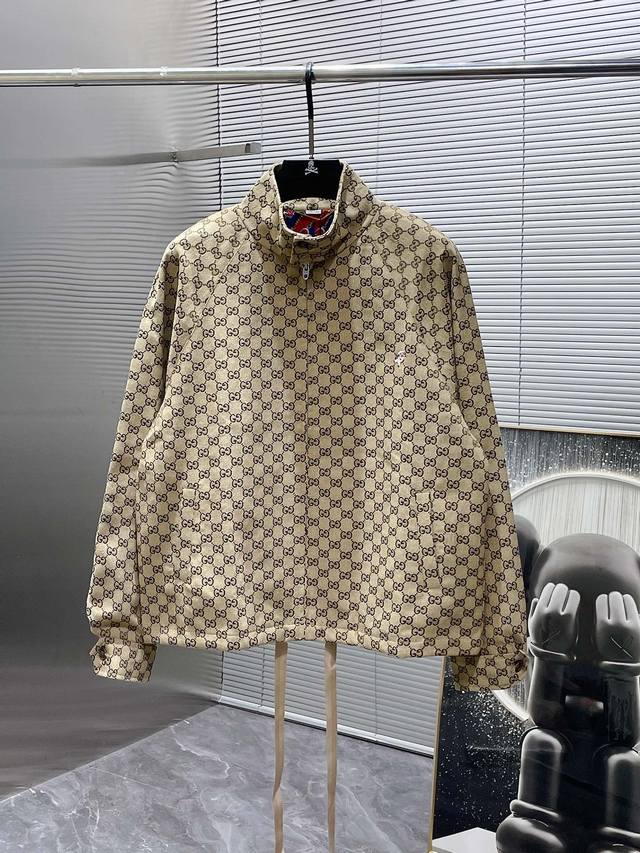 古奇 Gucci 2024Ss新款 连帽 夹克 外套 高端版本 专柜定制面料 透气舒适度高 细节无可挑剔 品牌元素设计理念 体现高品质 手感细腻柔软 呈现休闲裁